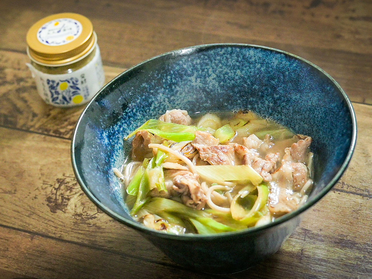 発酵れもん胡椒がアクセントの肉そば