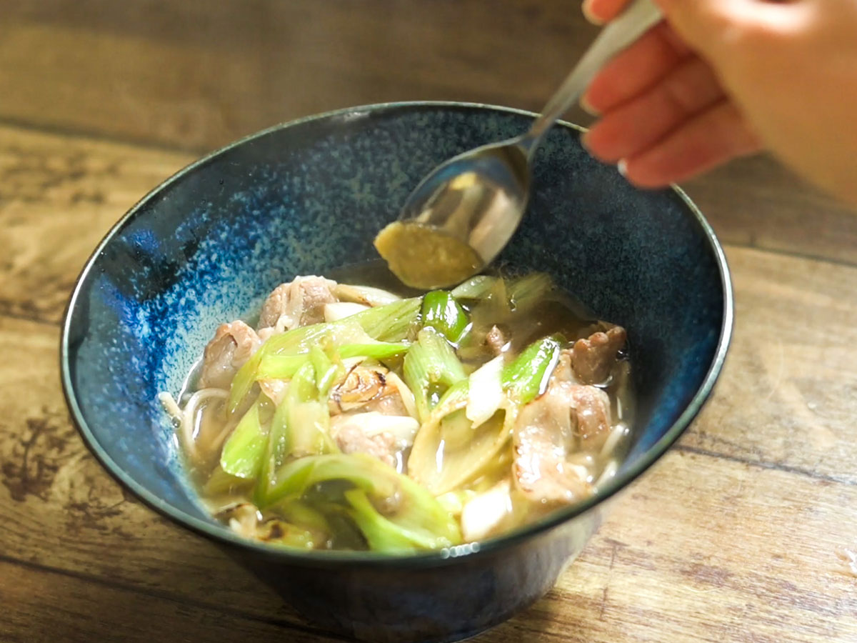 そばに発酵れもん胡椒を添える様子