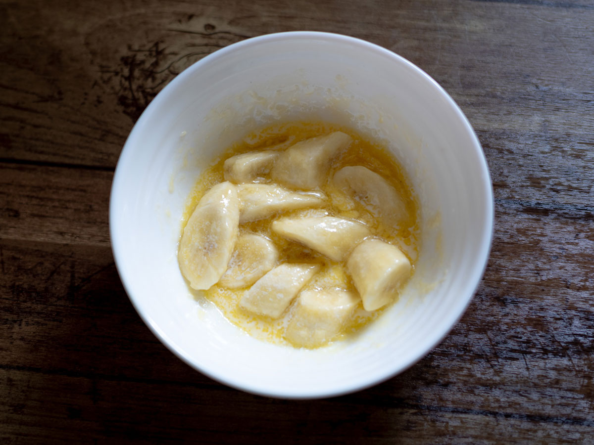 バターと発酵レモンのハニーソースでマリネしたバナナ