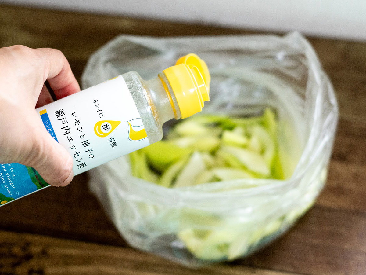 ビニール袋にセロリとエッセン酢を入れる様子