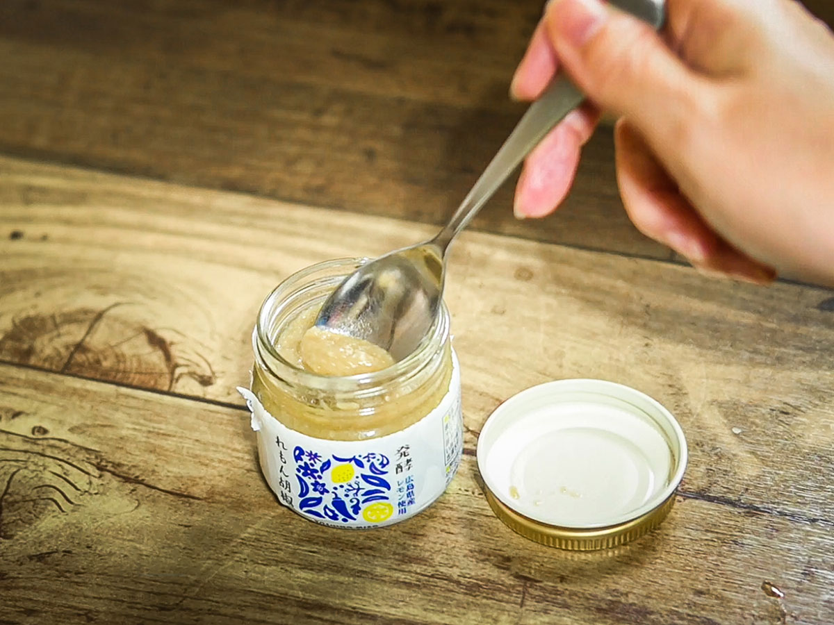 発酵れもん胡椒をスプーンですくう様子