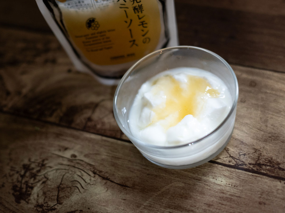 ヨーグルトに発酵レモンのハニーソースをかけた一品
