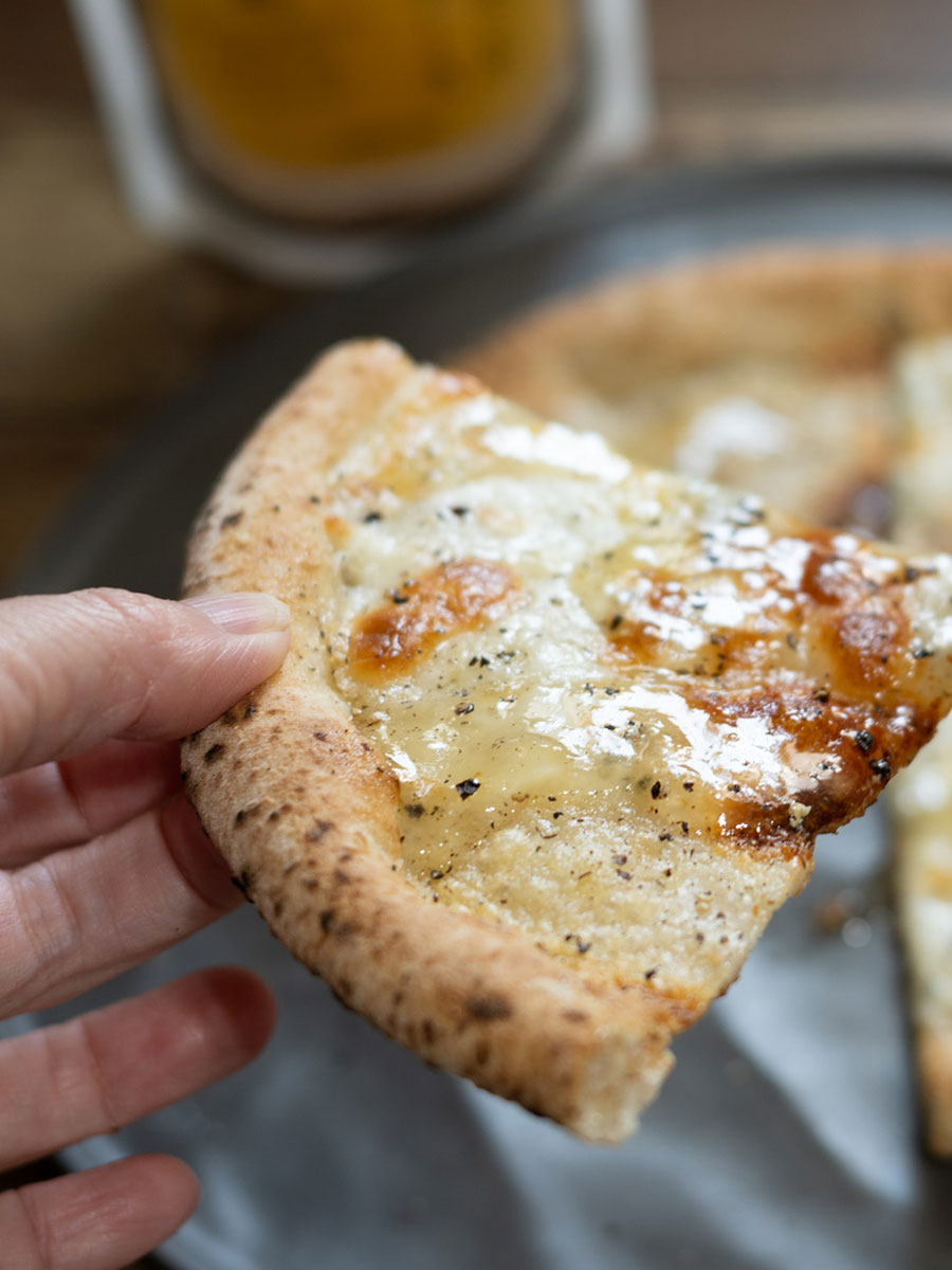 チーズピザに、発酵レモンのハニーソースをひとさじ｜甘酸っぱさと塩気がとろけ合う、大人のご褒美アレンジ