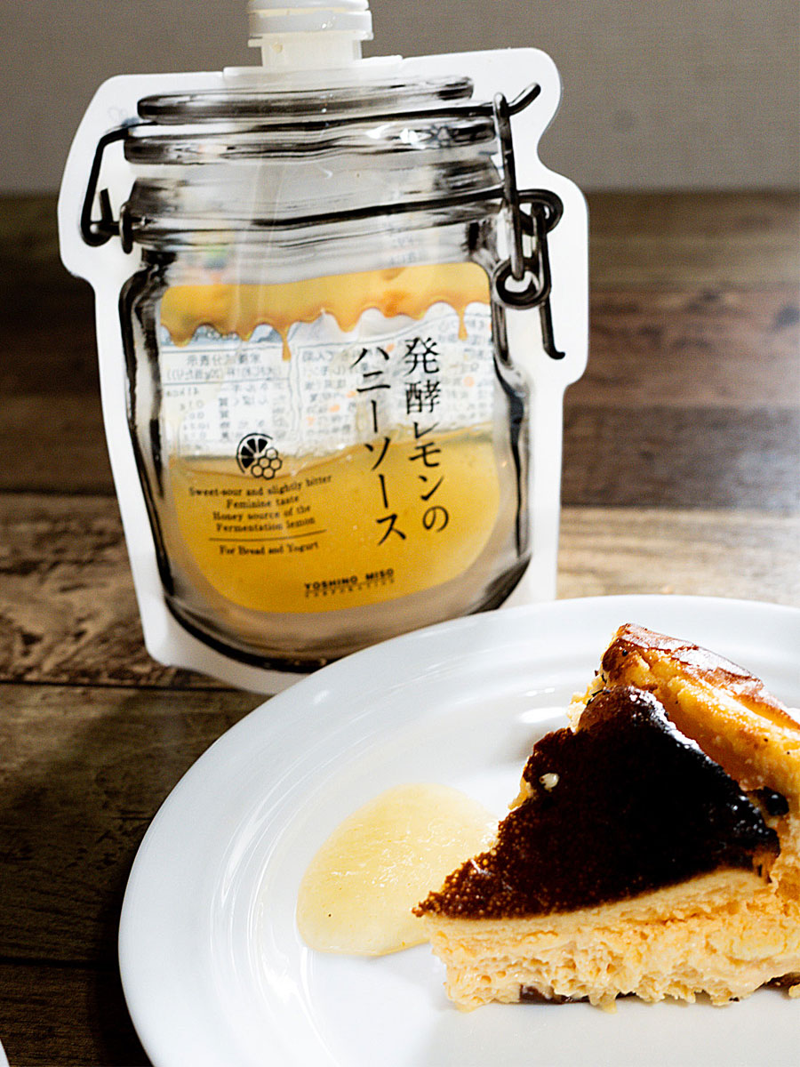 バスクチーズケーキに合う発酵レモンのハニーソース｜爽やかなレモンスイーツアレンジ